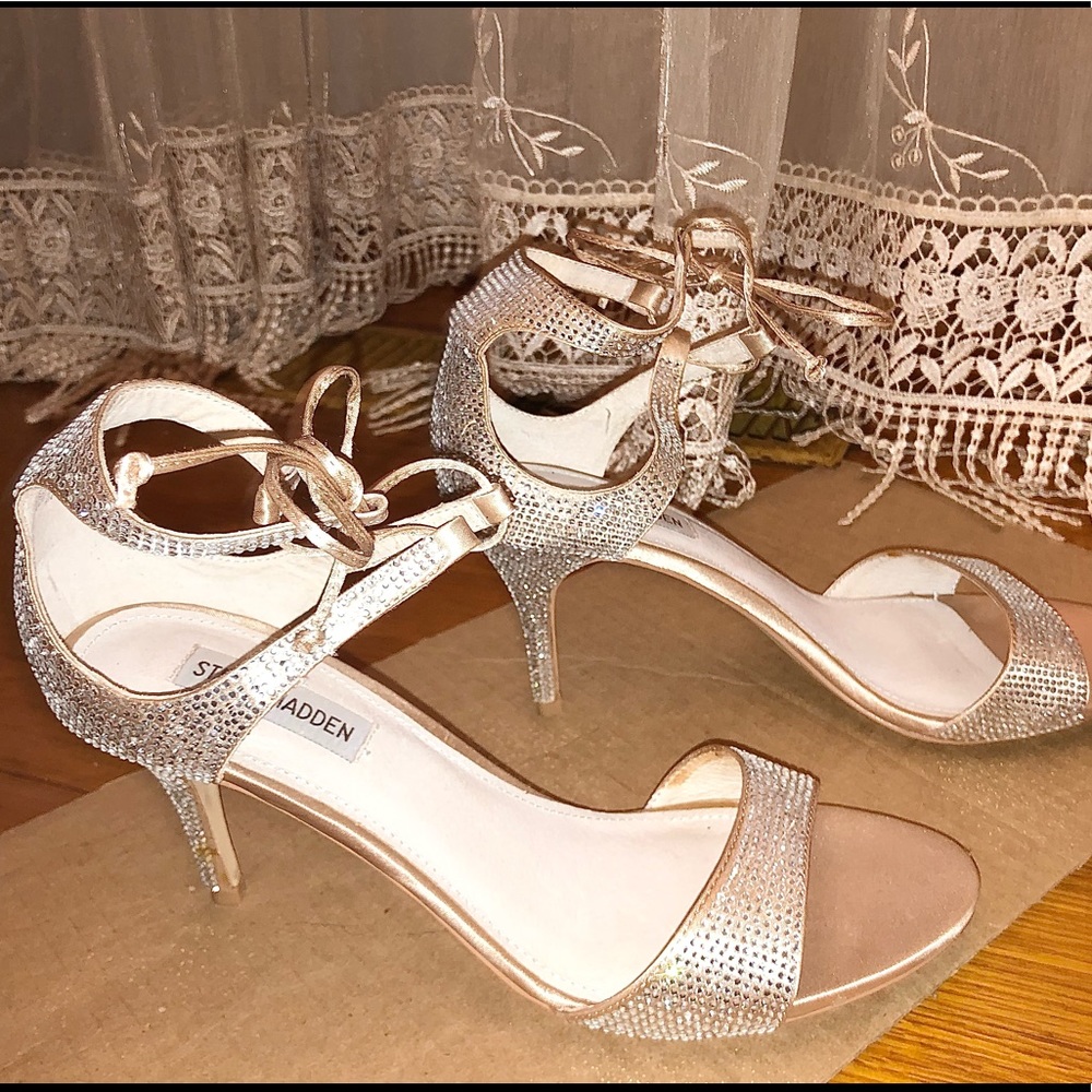 Steve Madden
Ties to close
Syn. lining
Syn. outsole
Approx. 3” heel height